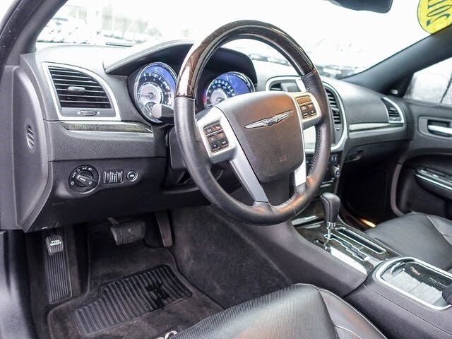 2011 Chrysler 300 C Base photo 2