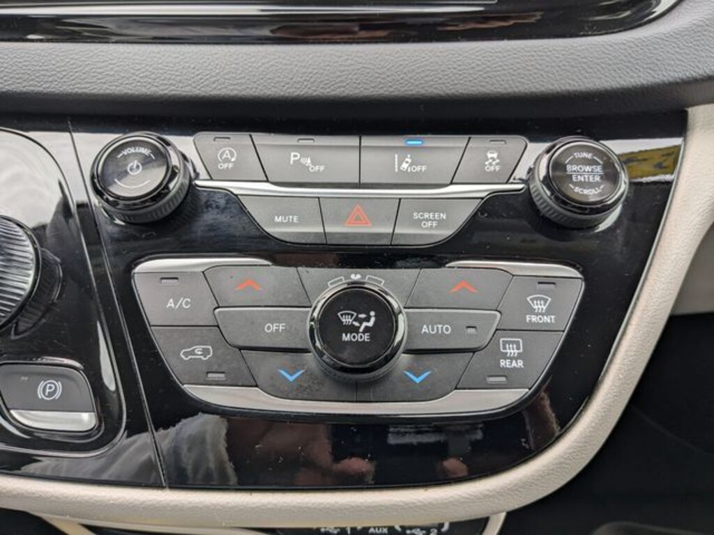Used 2024 Chrysler Pacifica Touring L Minivan/Van