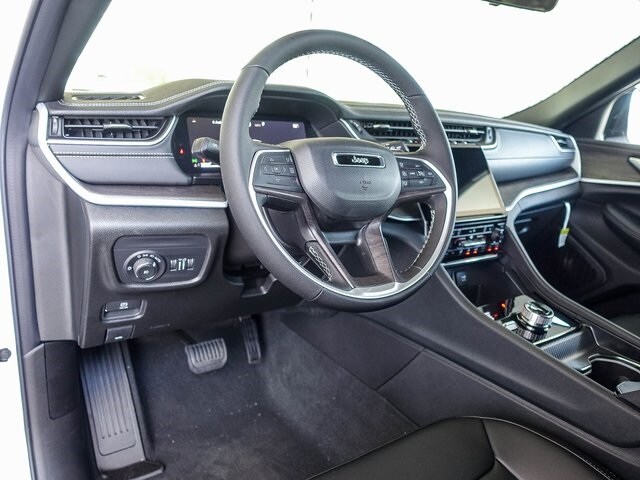 2025 Jeep Grand Cherokee Limited photo 2