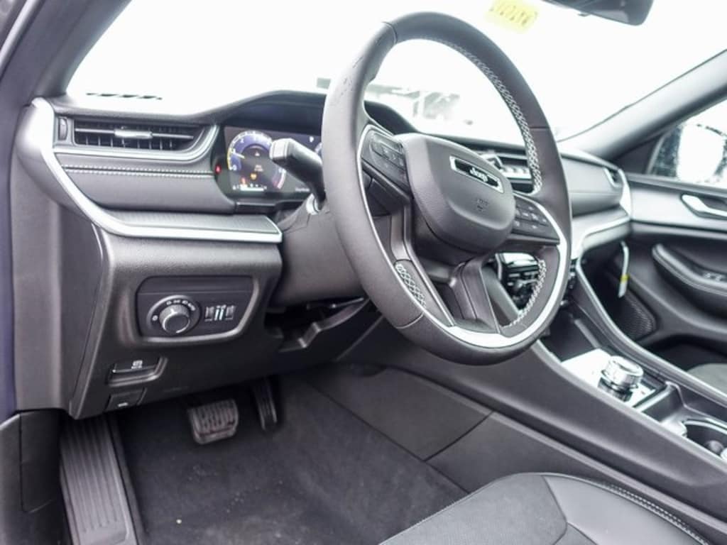 New 2025 Jeep Grand Cherokee L ALTITUDE X 4X4 Sport Utility