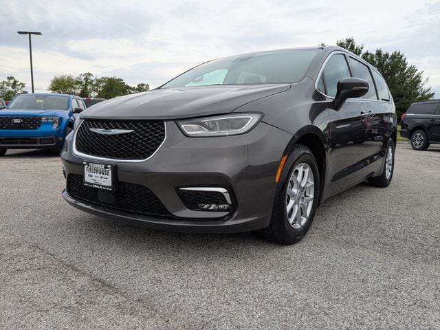 2023 Chrysler Pacifica Touring L's photo