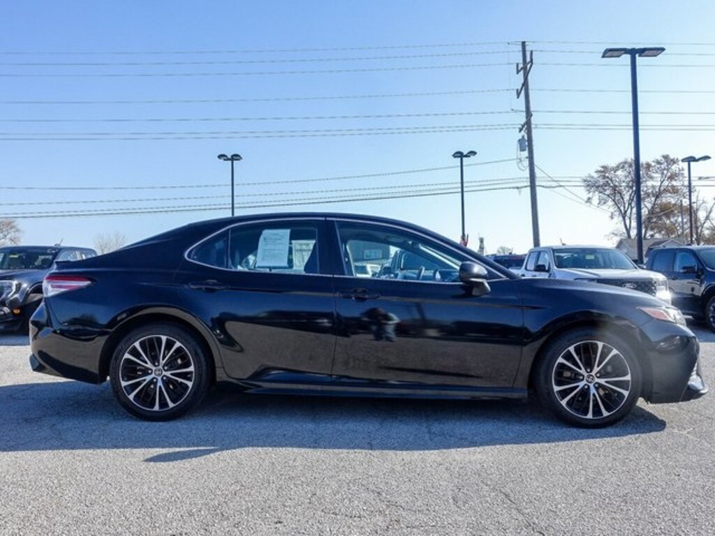 Used 2019 Toyota Camry SE Sedan