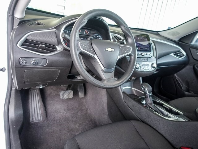 2023 Chevrolet Malibu 1LT photo 2