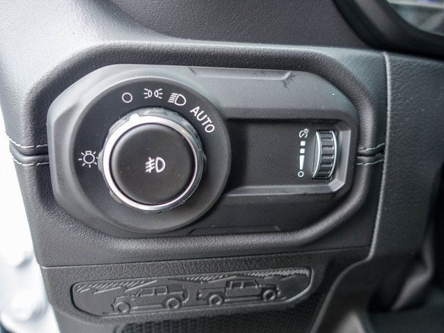 2025 Jeep Wrangler 4-Door Sahara - Photo 18
