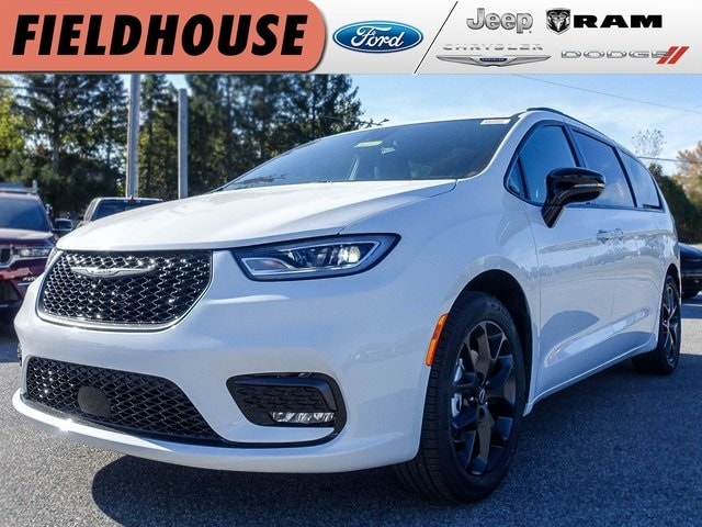 2026 Chrysler Pacifica Select's photo