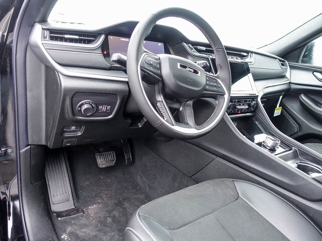 2025 Jeep Grand Cherokee Laredo Altitude photo 2