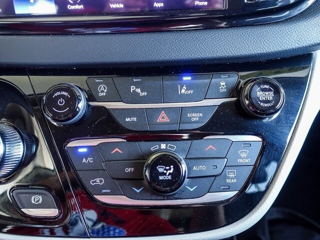 2023 Chrysler Pacifica Touring L photo 3