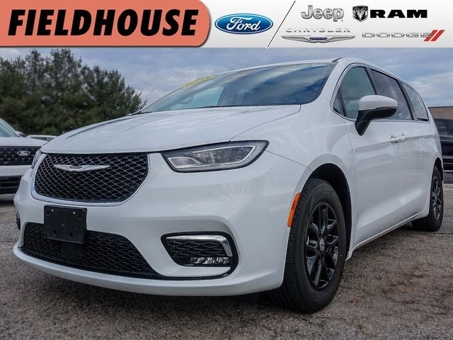 2023 Chrysler Pacifica Touring L's photo