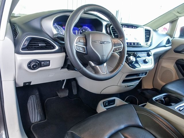 2023 Chrysler Pacifica Touring L photo 2