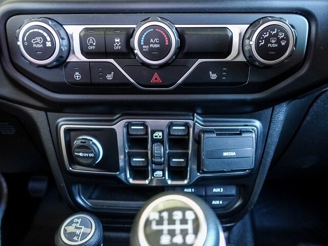 2021 Jeep Gladiator Willys photo 3
