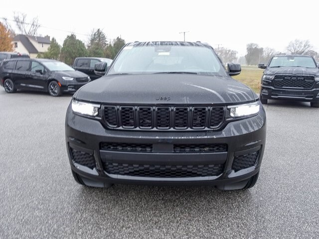 2025 Jeep Grand Cherokee Laredo Altitude photo 3