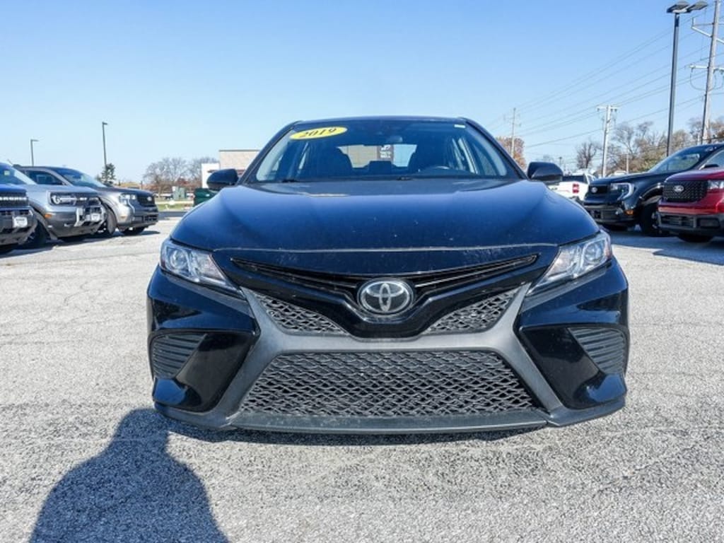 Used 2019 Toyota Camry SE Sedan
