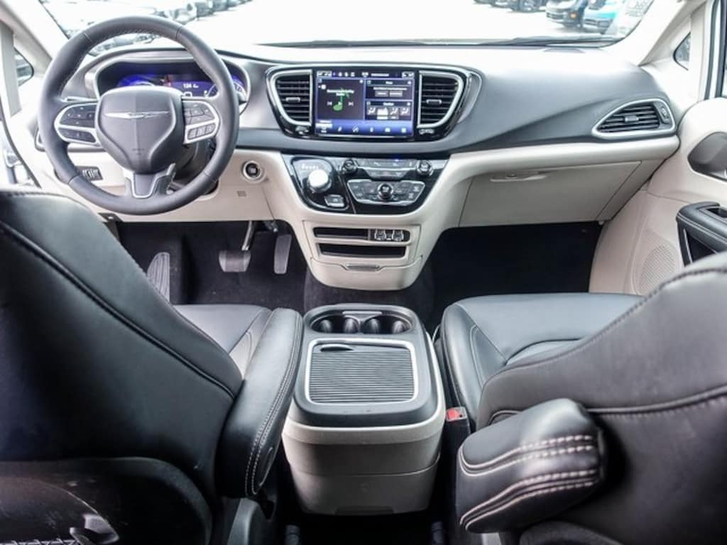 Used 2023 Chrysler Pacifica Touring L Minivan/Van