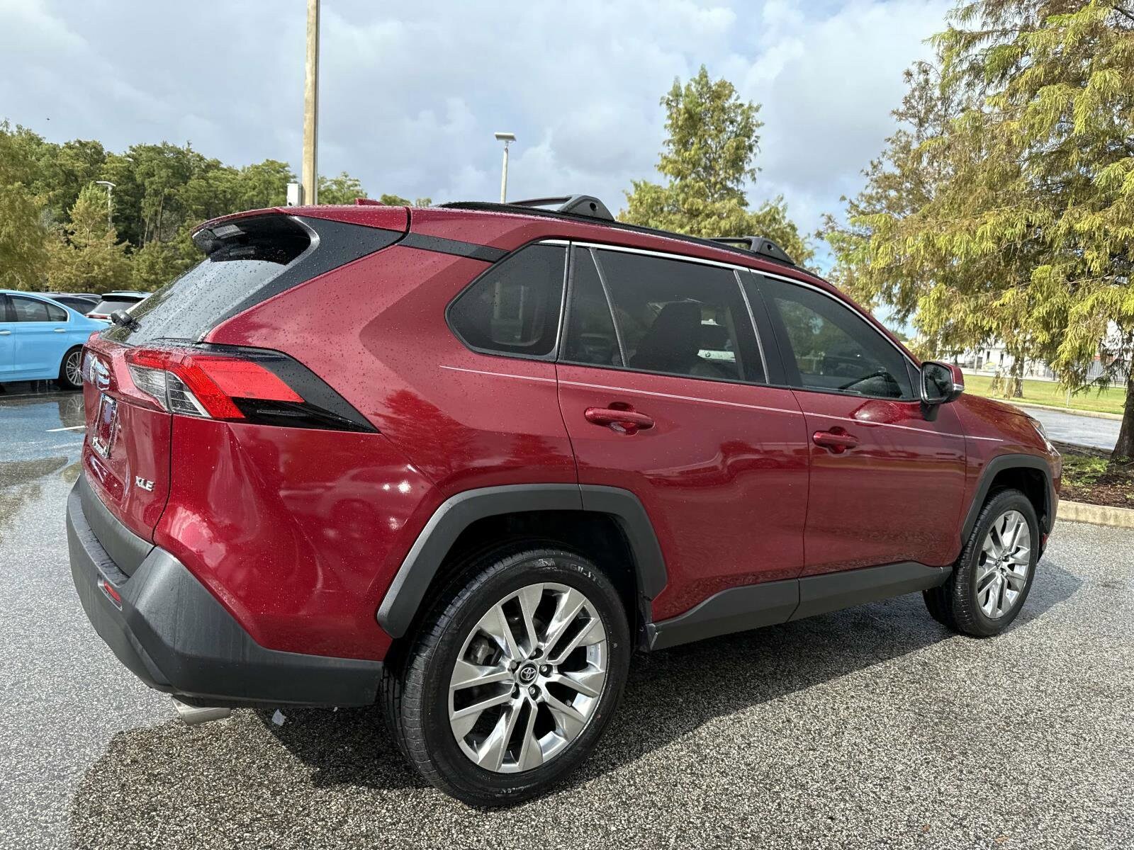 2021 Toyota RAV4 XLE Premium photo 3