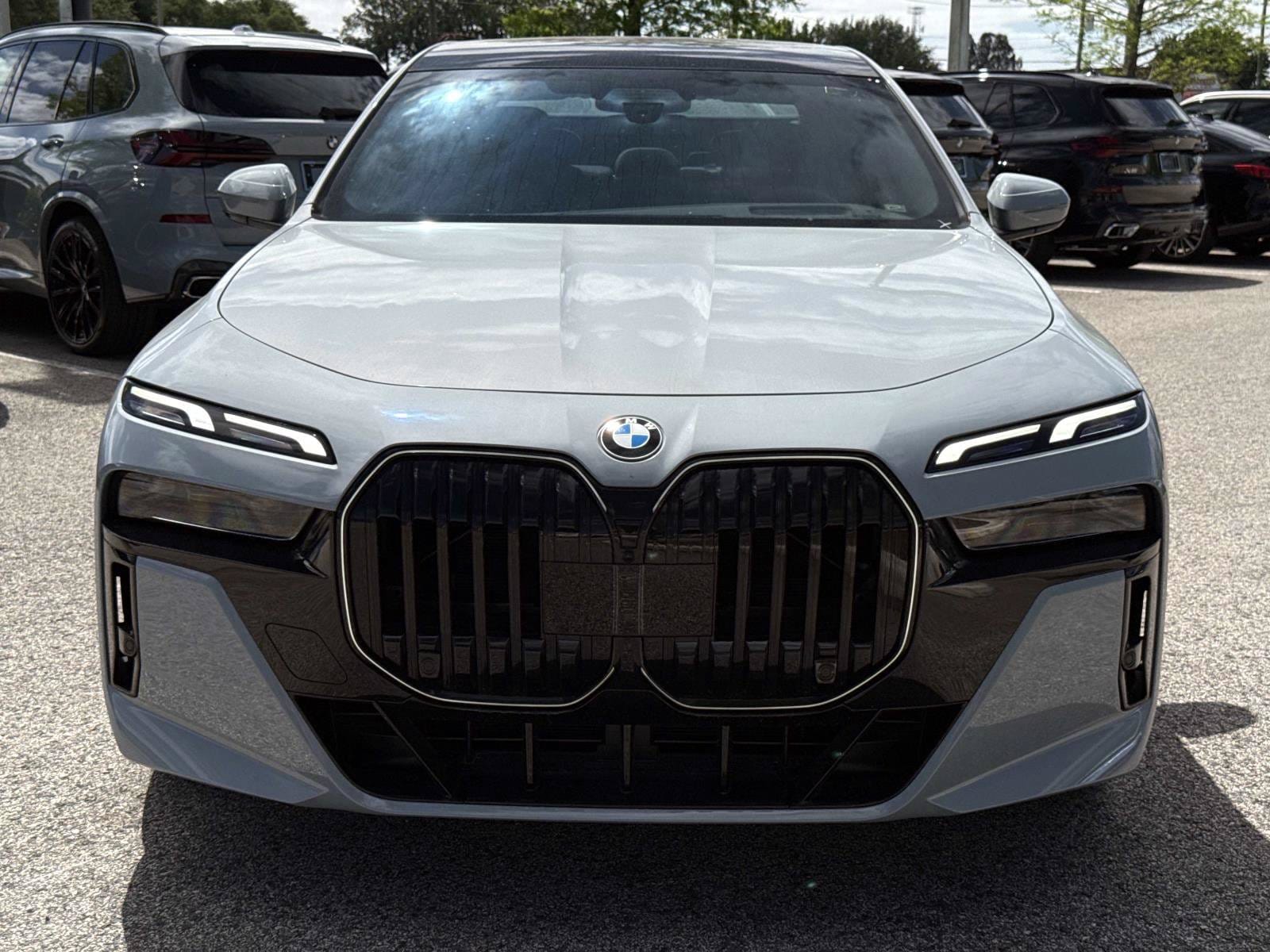 2025 BMW 7 Series 760i - Photo 8