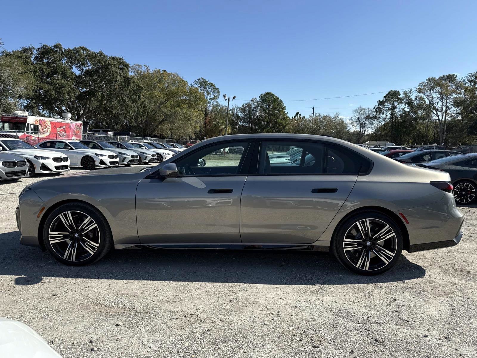 2025 BMW 7 Series 760i - Photo 6
