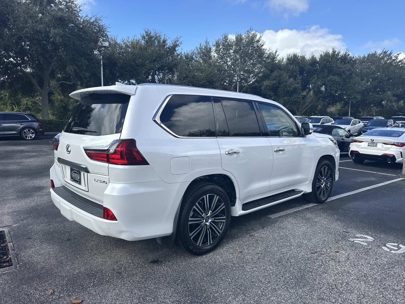 2021 Lexus LX 570 photo 4