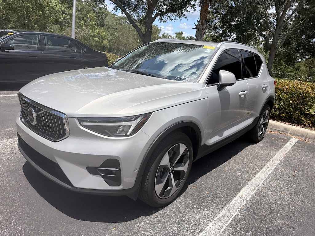 Used 2025 Volvo XC40 Plus Bright Theme B5 AWD Plus Bright Theme