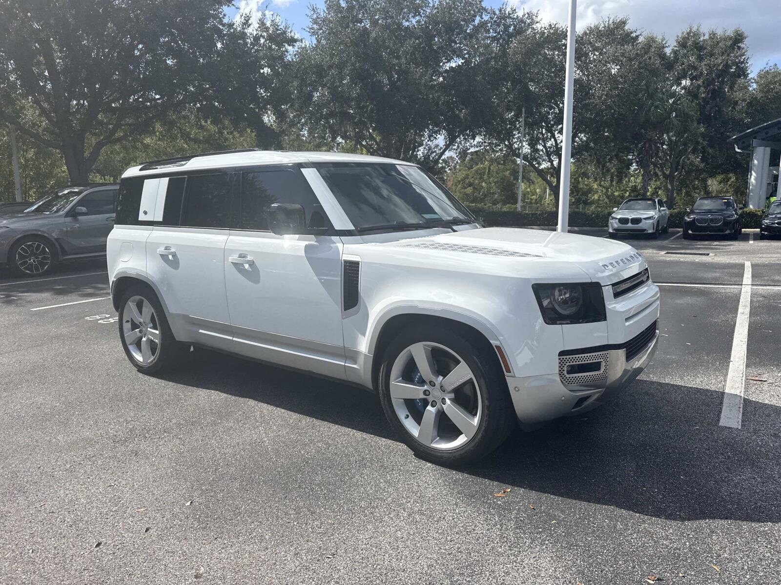 2023 Land Rover Defender 110 SE photo 2