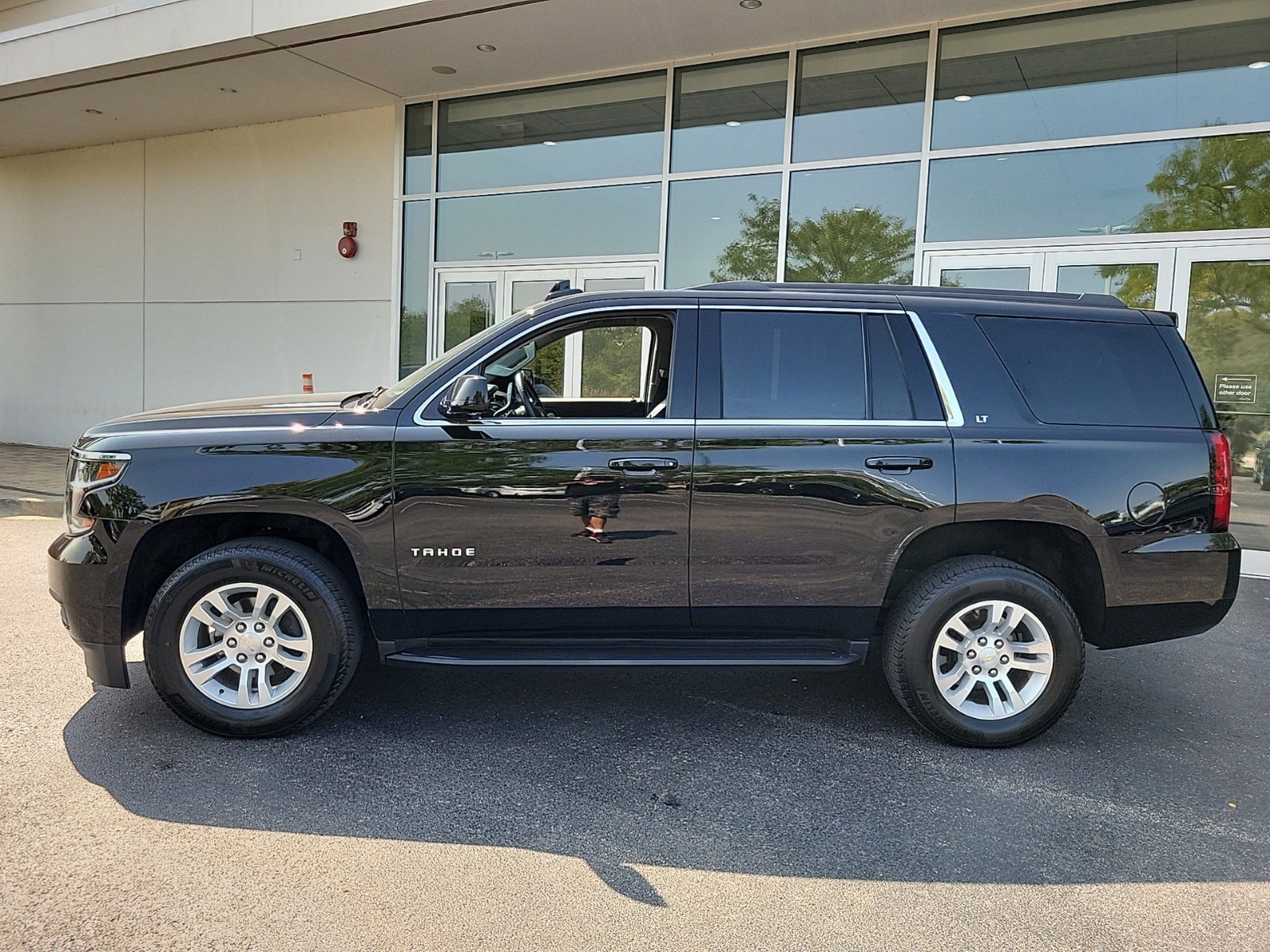 Used 2020 Chevrolet Tahoe LT with VIN 1GNSKBKC6LR190724 for sale in Northfield, IL