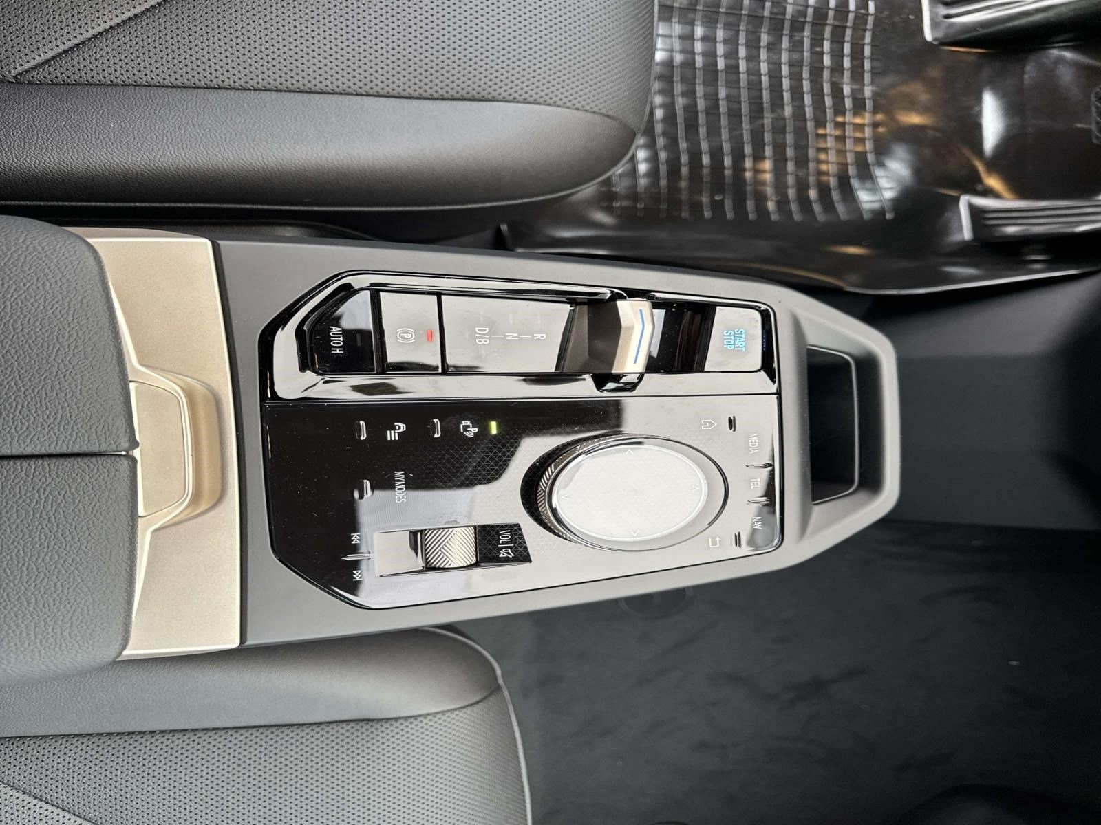 2026 BMW iX 60 - Photo 24