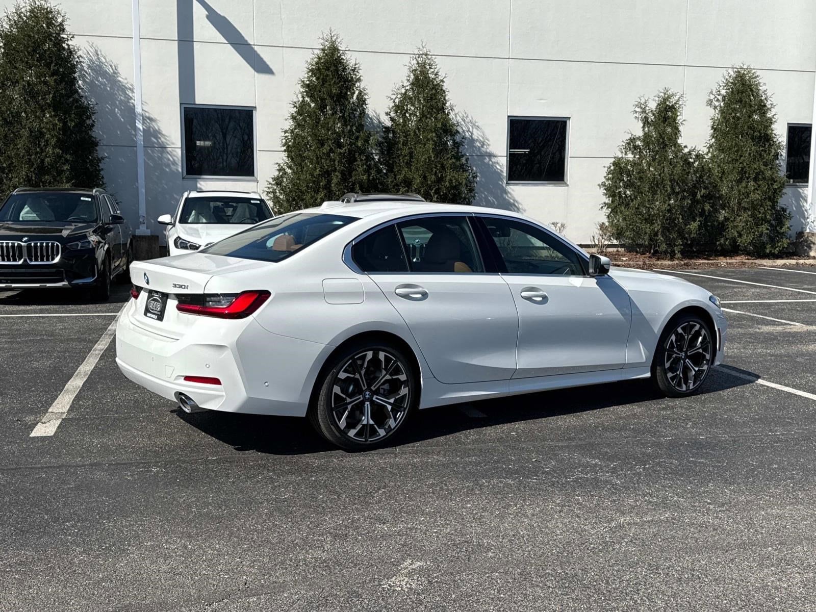 2025 BMW 3 Series 330i - Photo 5