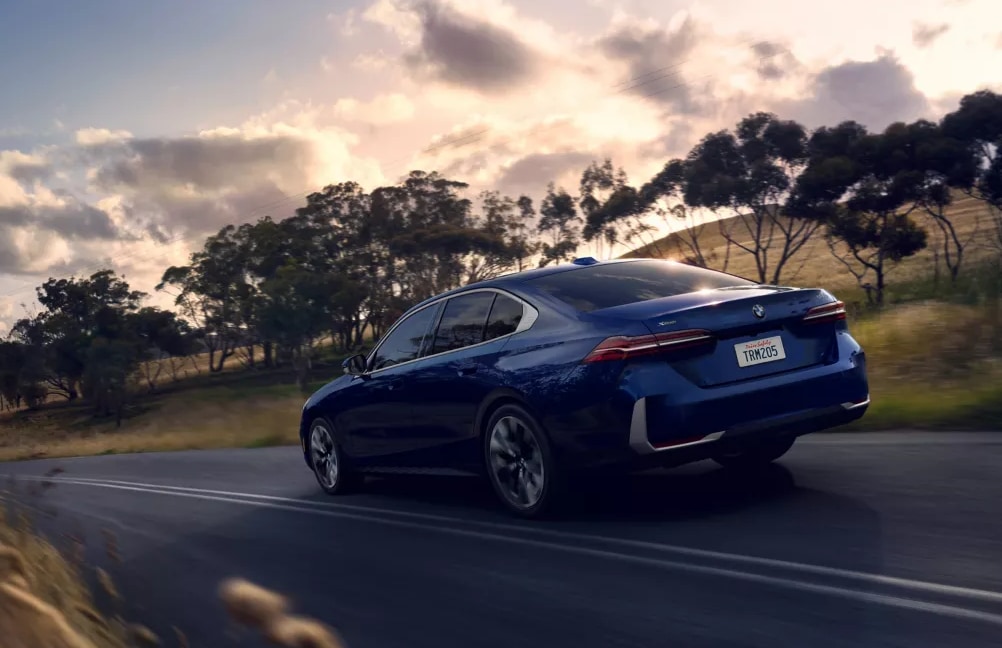 20255-Series-sedan-ext-cruising.png