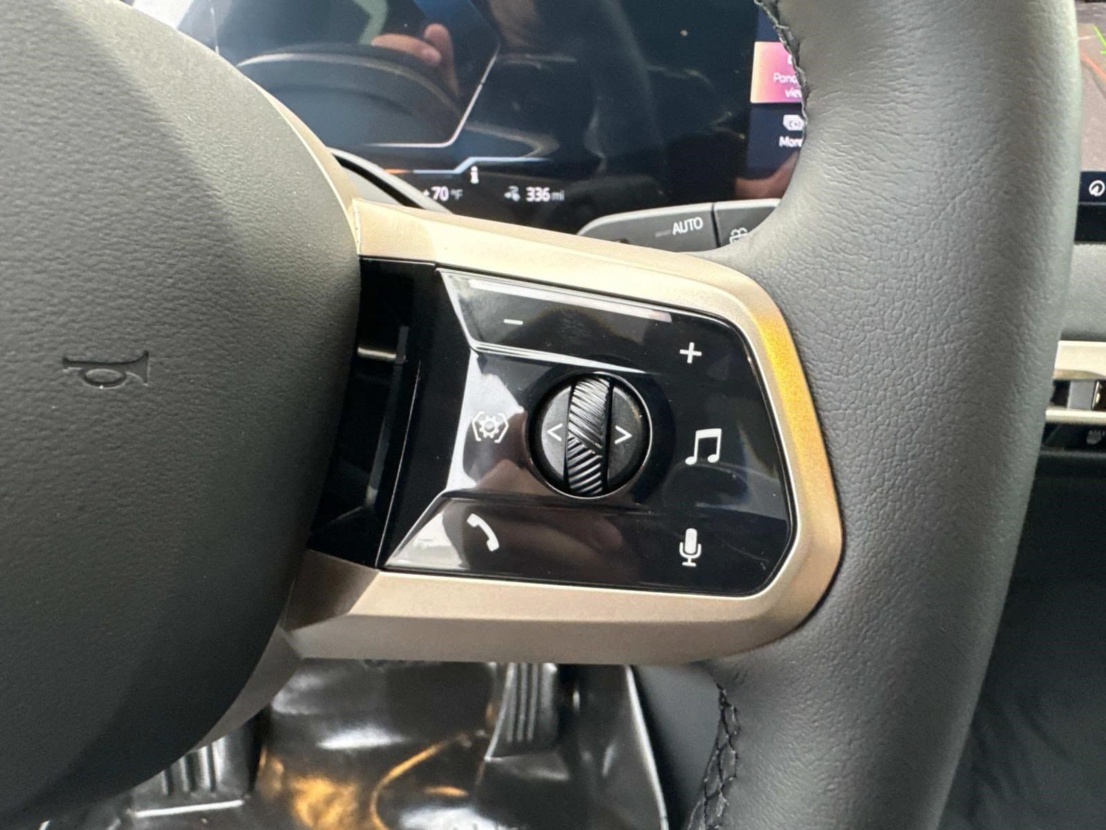 2026 BMW iX 60 - Photo 27