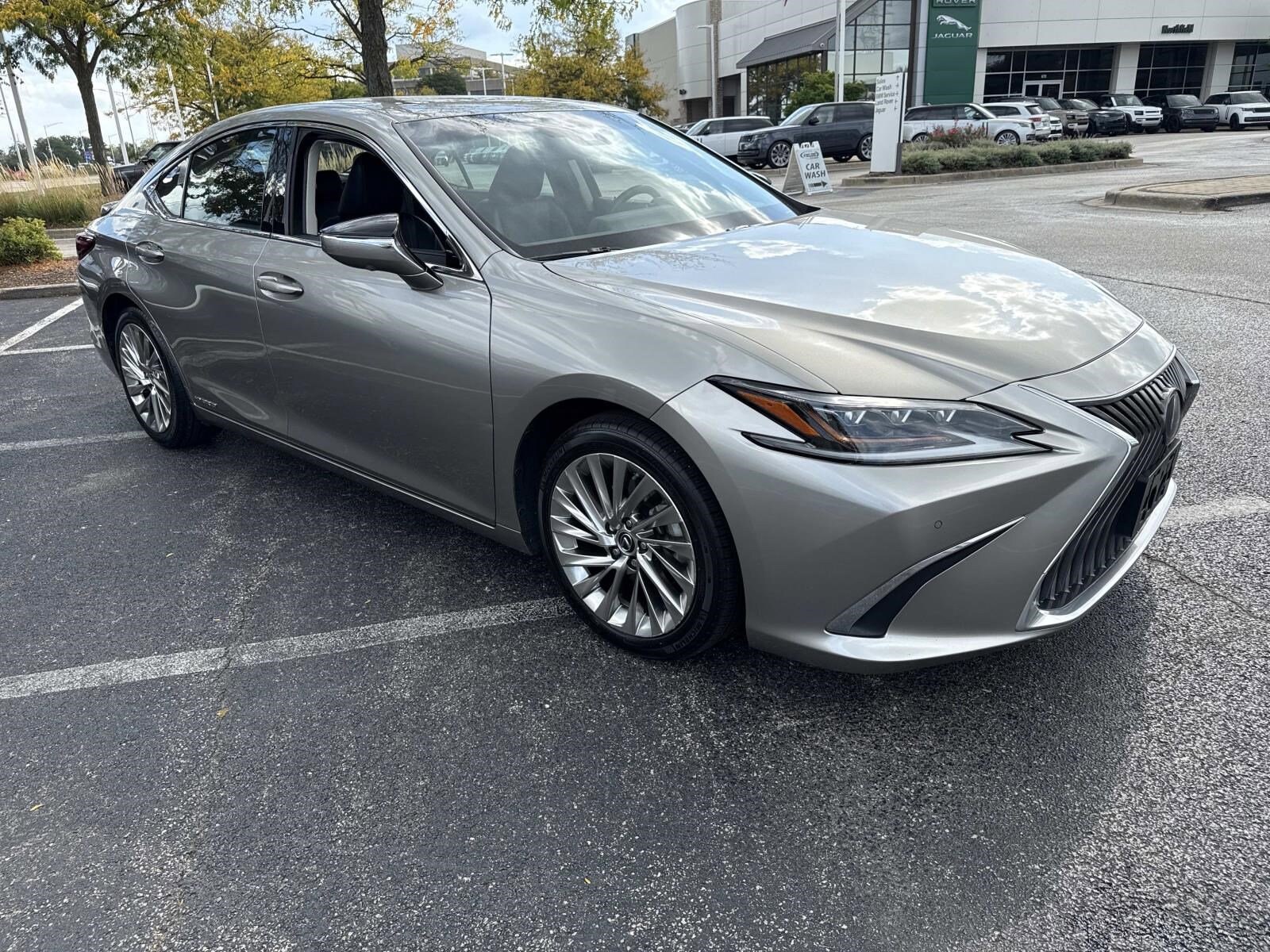 2019 Lexus ES 300h Luxury photo 3