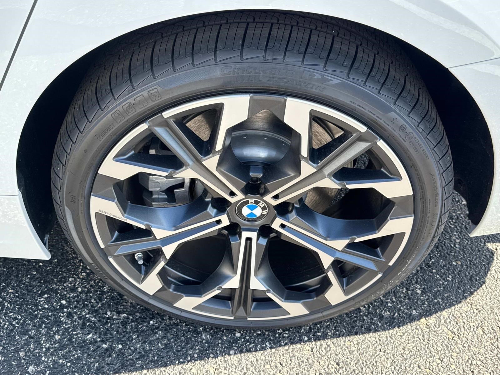 2025 BMW 3 Series 330i - Photo 9