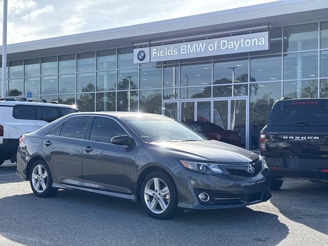 2014 Toyota Camry SE's photo