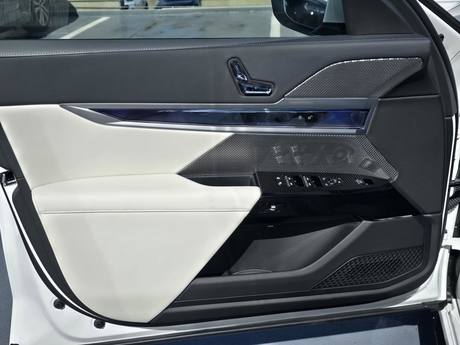 2026 BMW 7 Series 750e - Photo 17