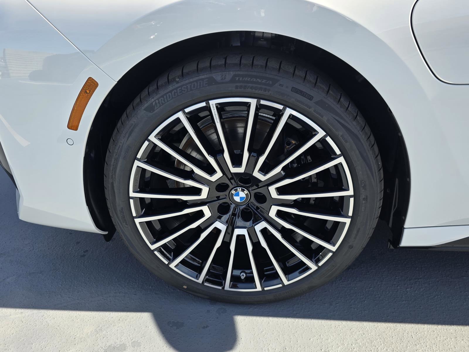 2026 BMW 7 Series 750e - Photo 9