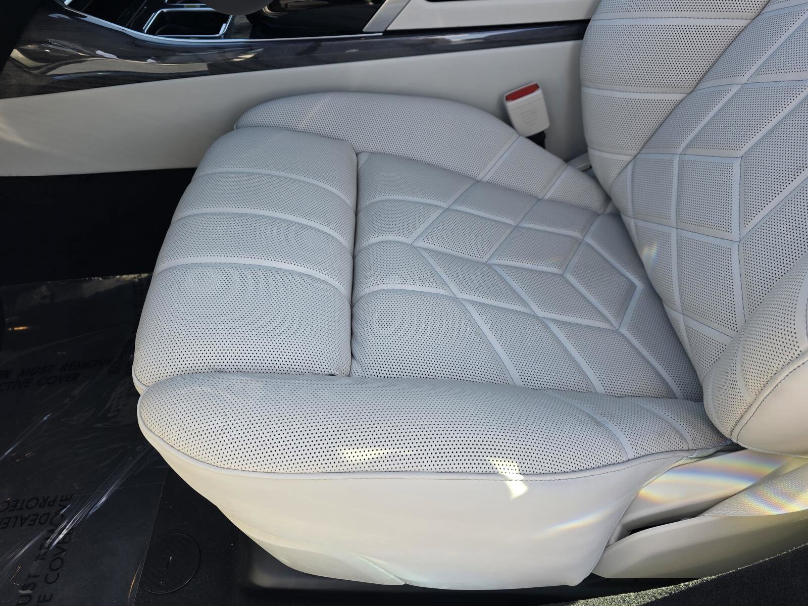 2026 BMW 7 Series 750e - Photo 19