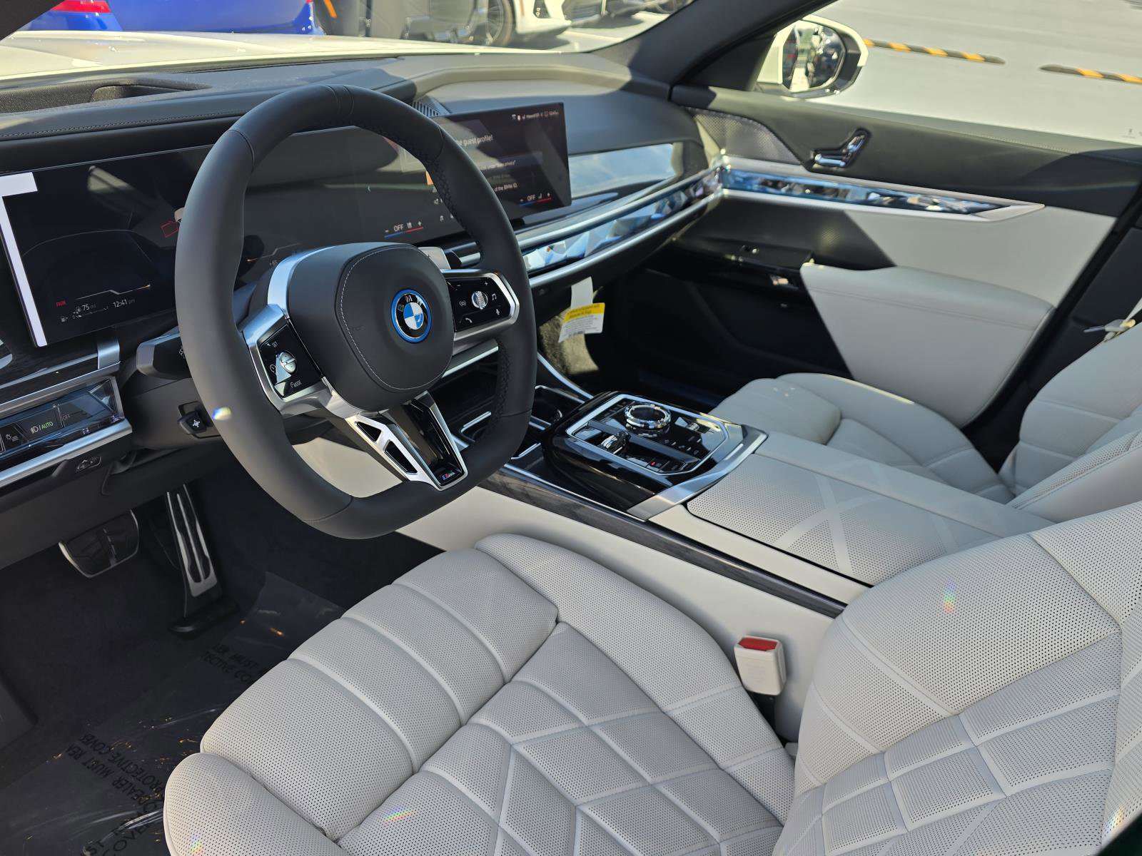 2026 BMW 7 Series 750e - Photo 18