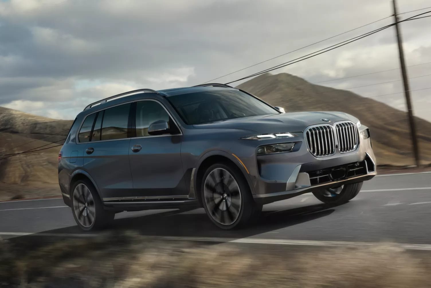 Skyscraper Grey Metallic 2027 BMW X7 cruising