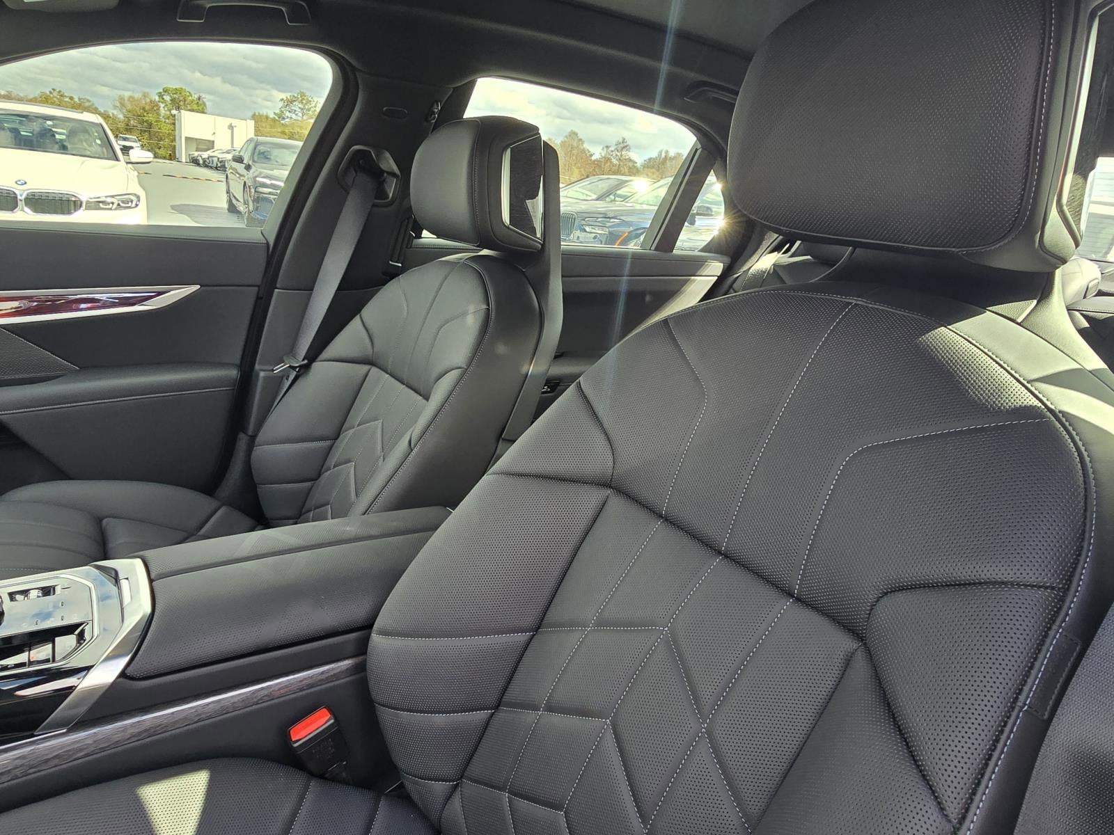 2026 BMW 7 Series 750e - Photo 17