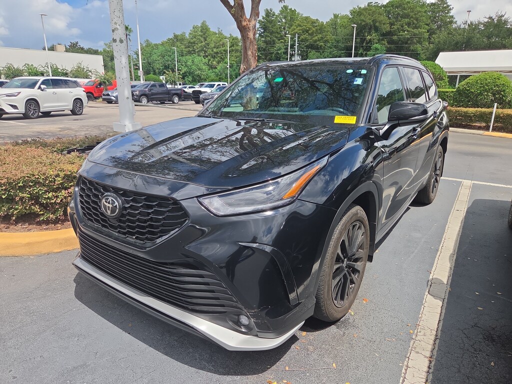 Used 2024 Toyota Highlander LE LE FWD