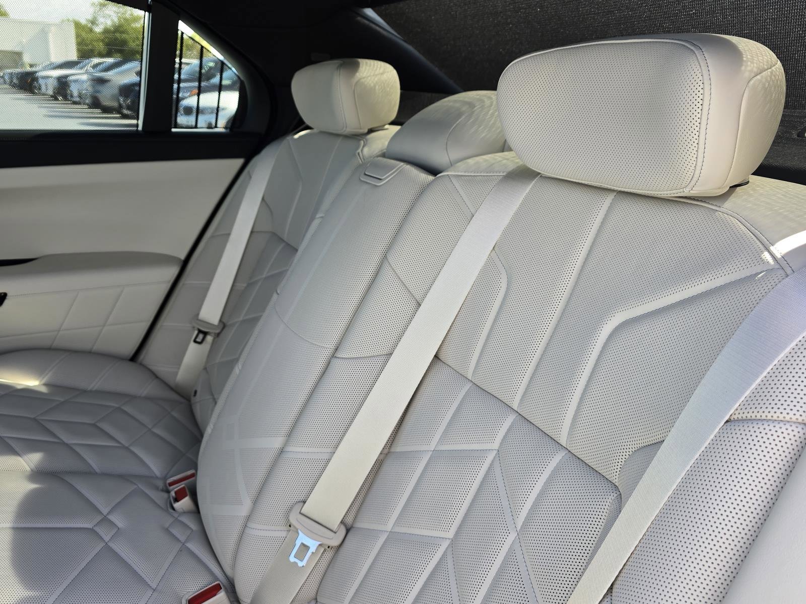 2026 BMW 7 Series 750e - Photo 15