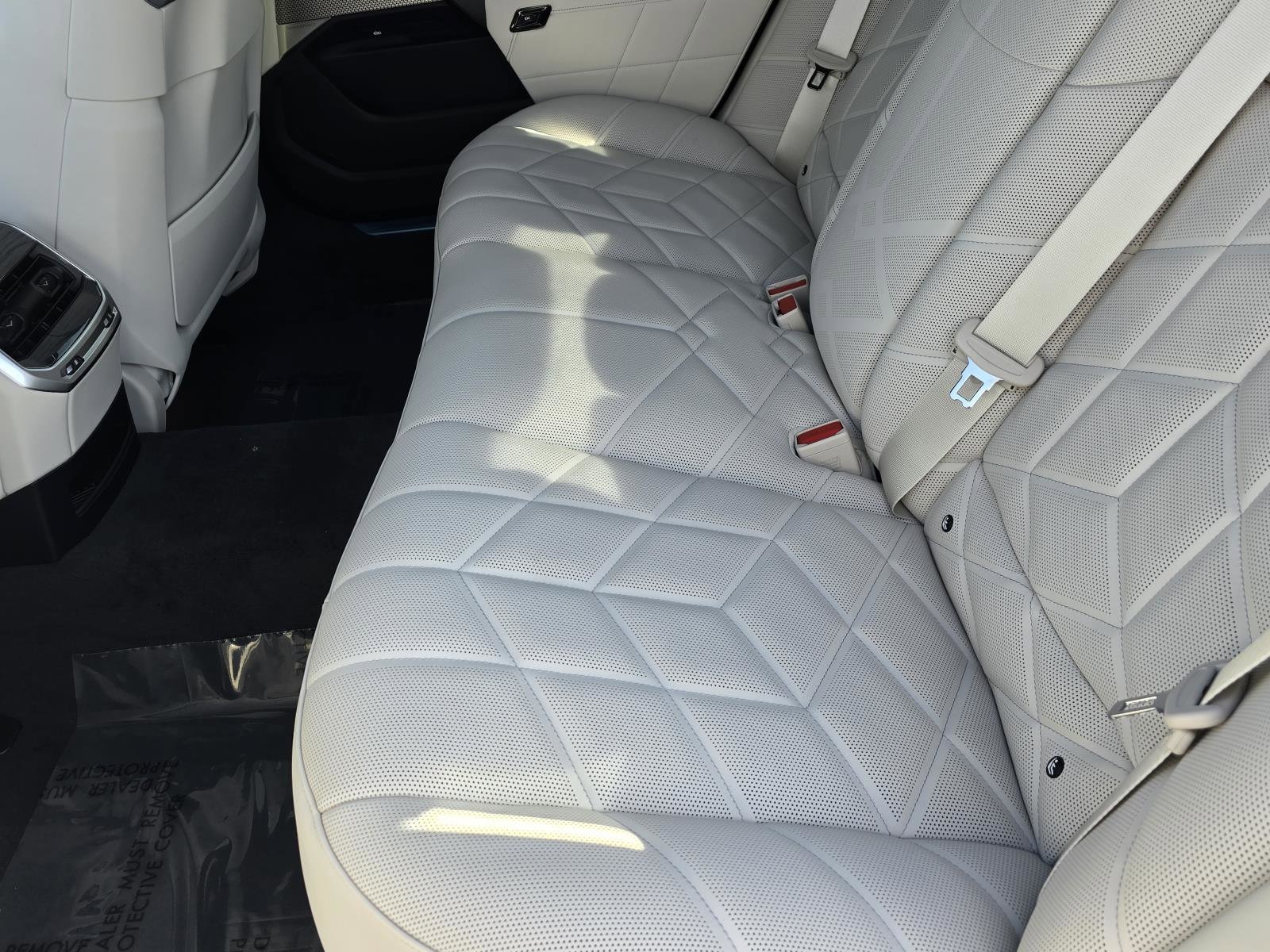 2026 BMW 7 Series 750e - Photo 16