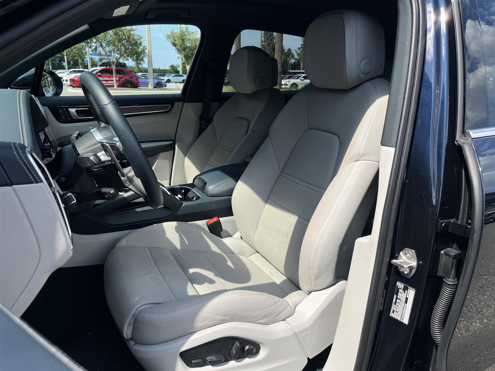 2022 Porsche Cayenne Base photo 3