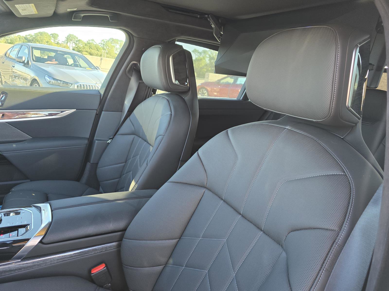 2025 BMW 7 Series 750e - Photo 12
