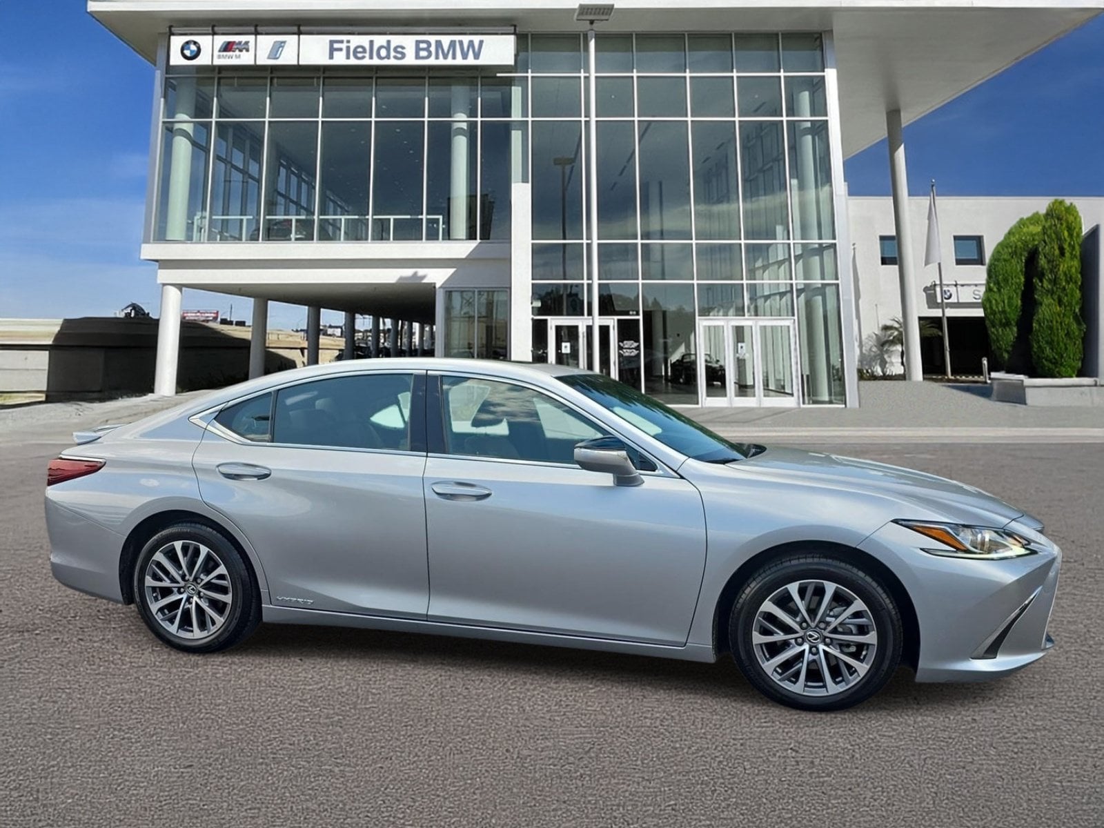 2022 Lexus ES 300h 300h's photo