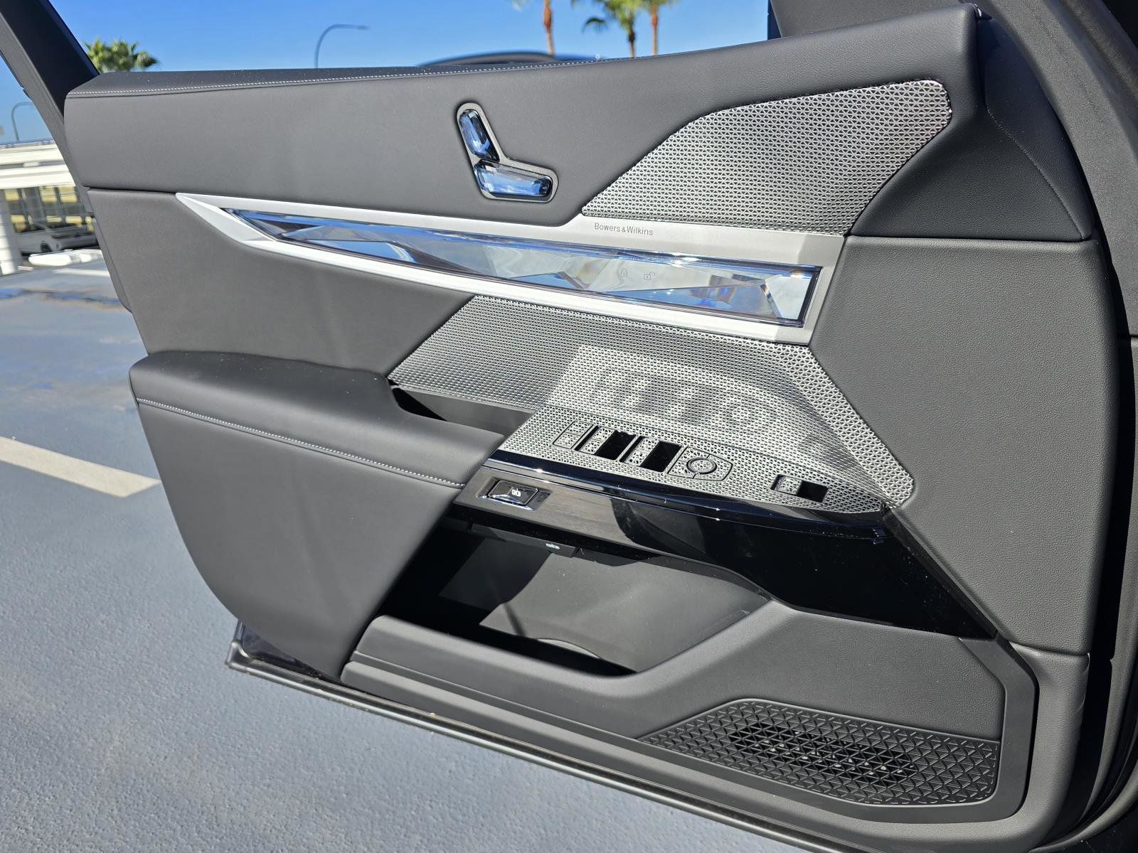 2025 BMW 7 Series 750e - Photo 13