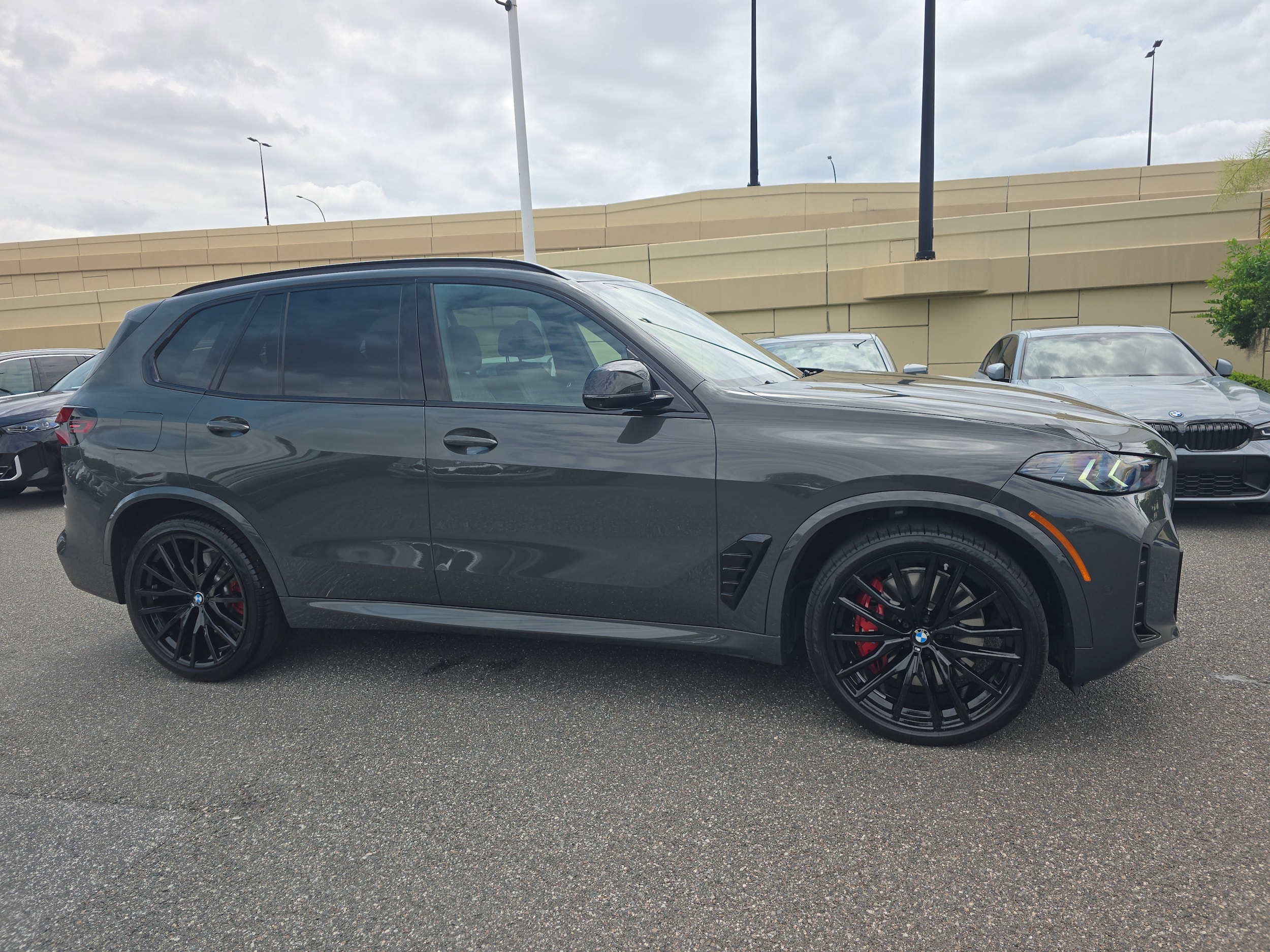 2025 BMW X5 M60i's photo