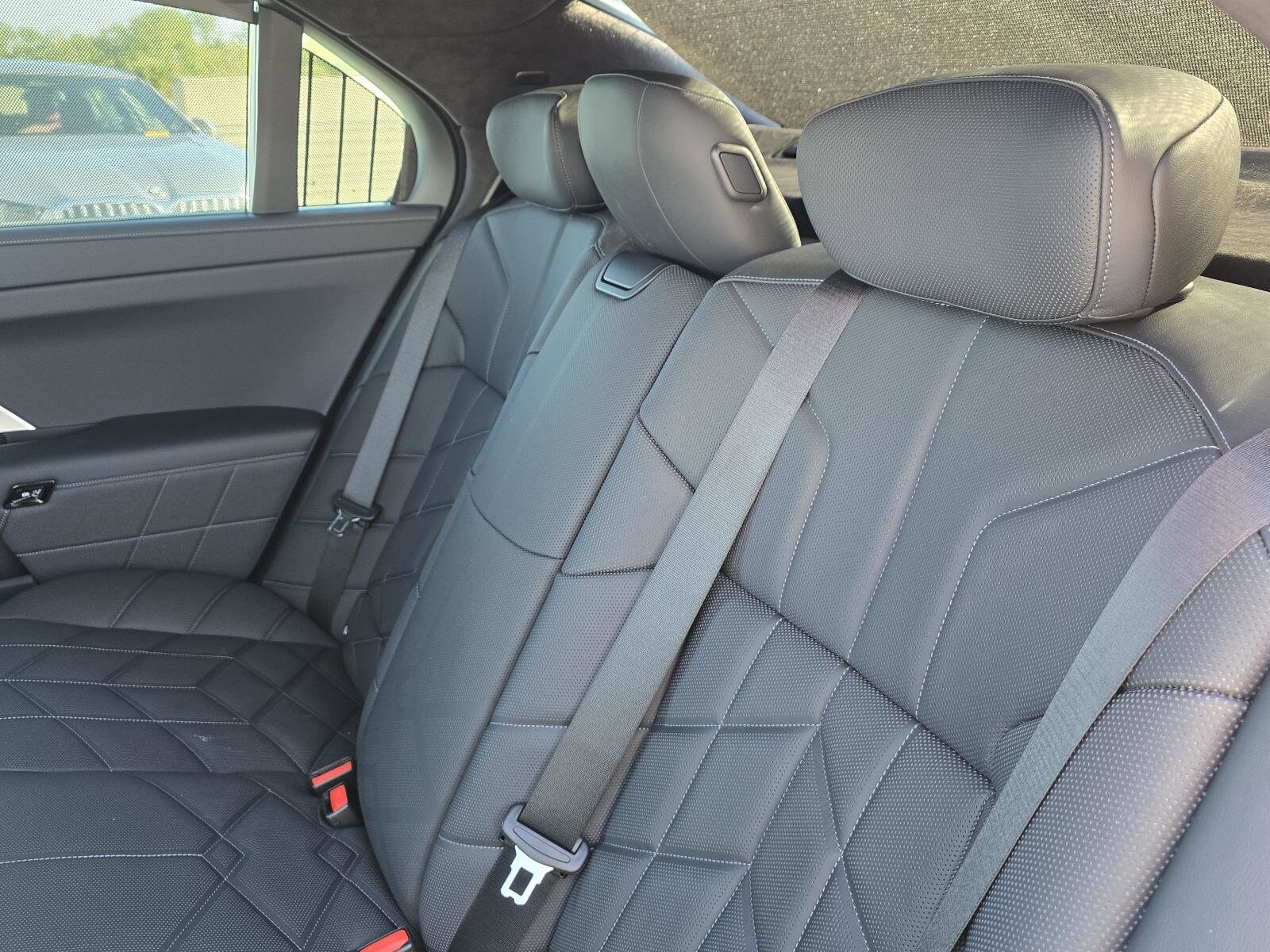2025 BMW 7 Series 750e - Photo 8