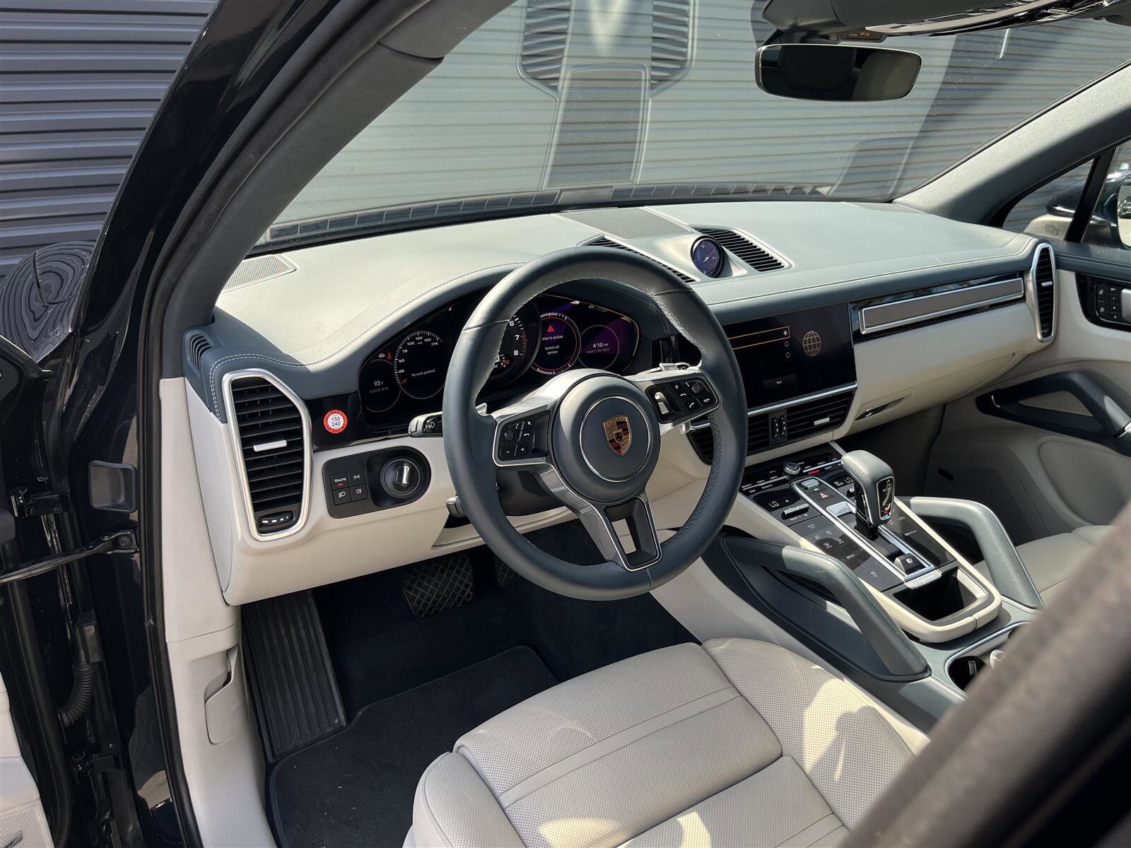 2022 Porsche Cayenne Base photo 2