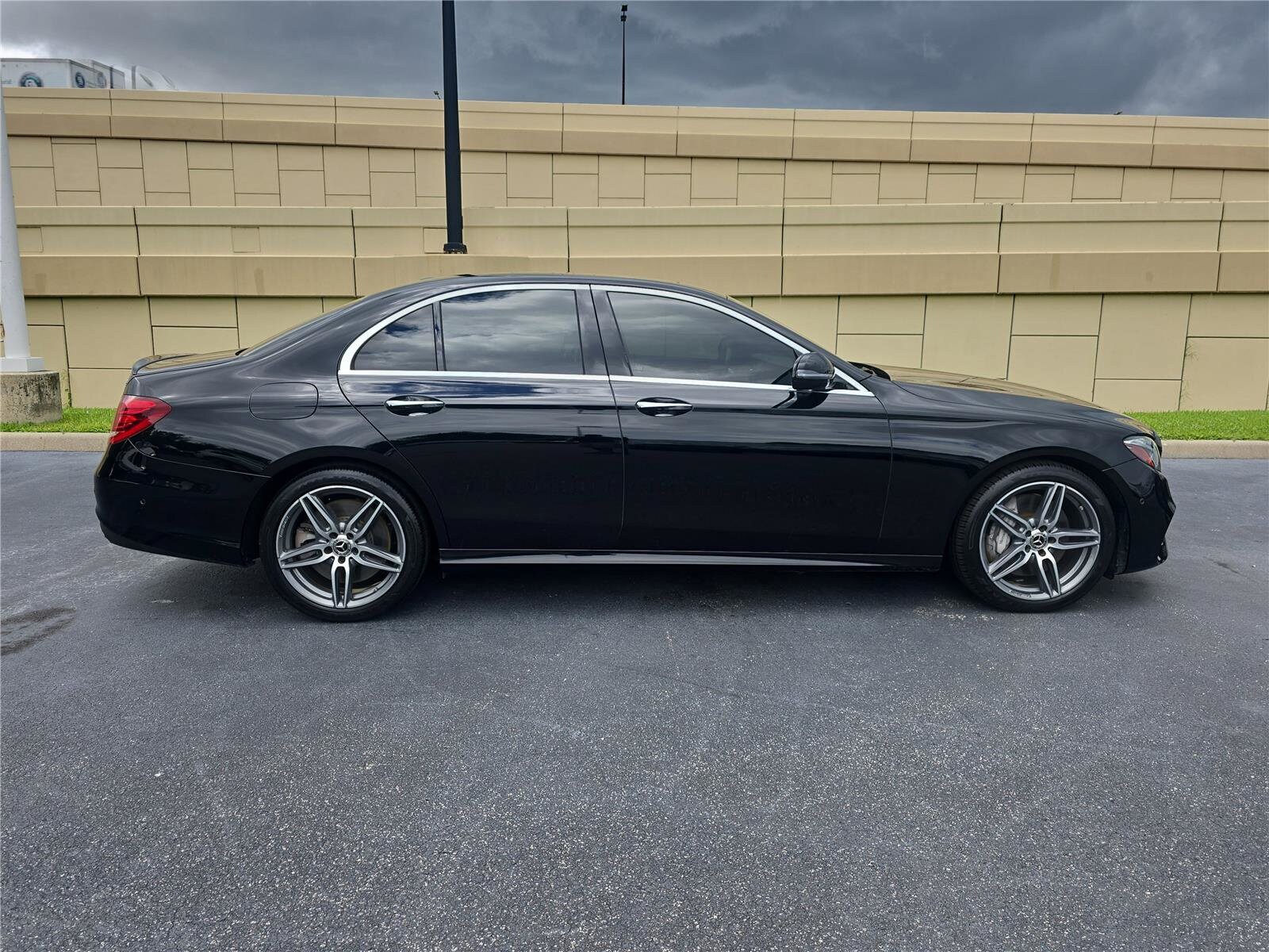 2018 Mercedes Benz E 400 Sedan photo 2