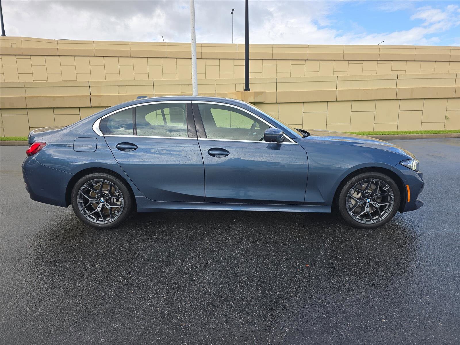 2025 Bmw 330i photo 2
