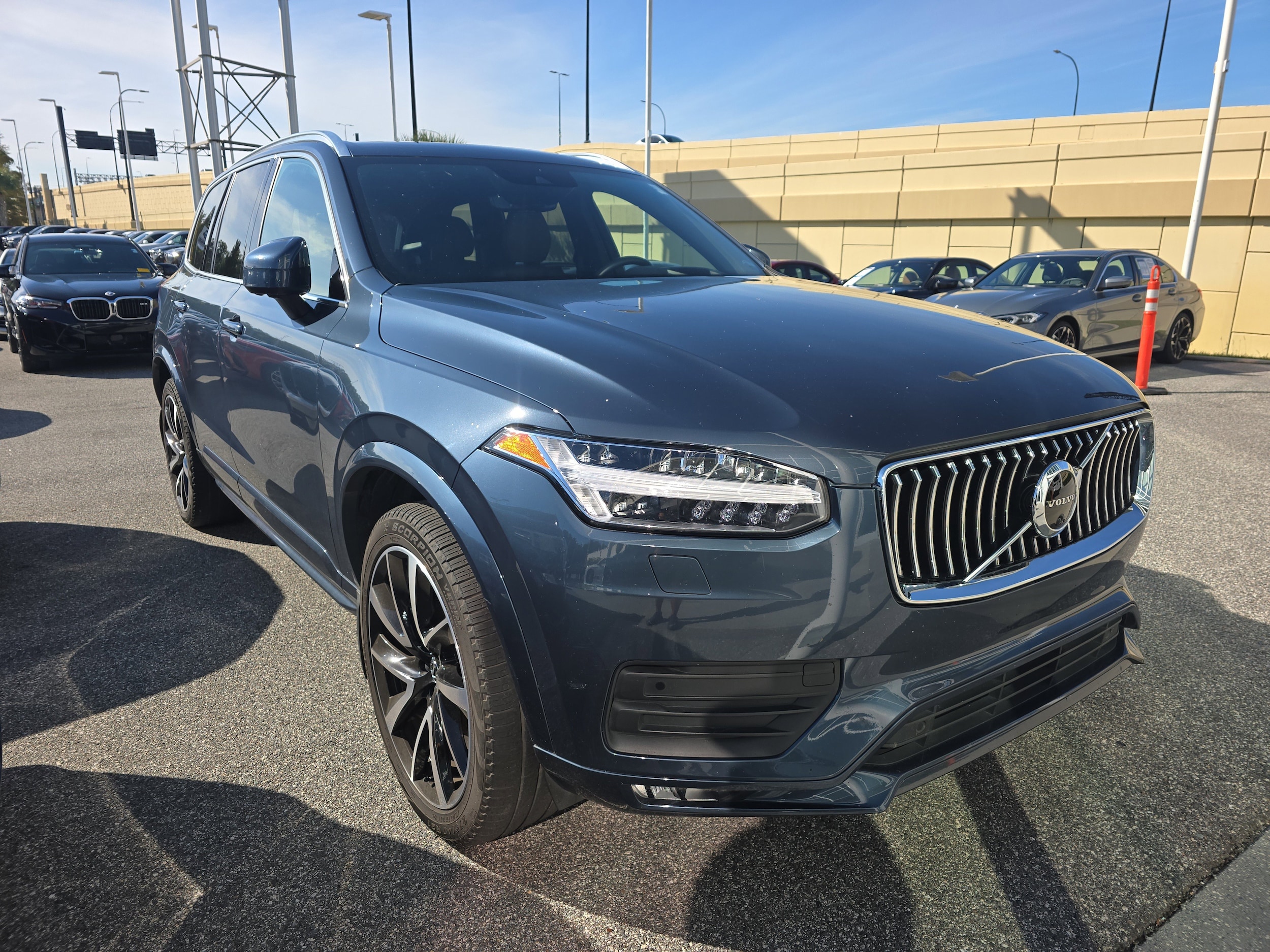 2022 Volvo XC90 Momentum's photo